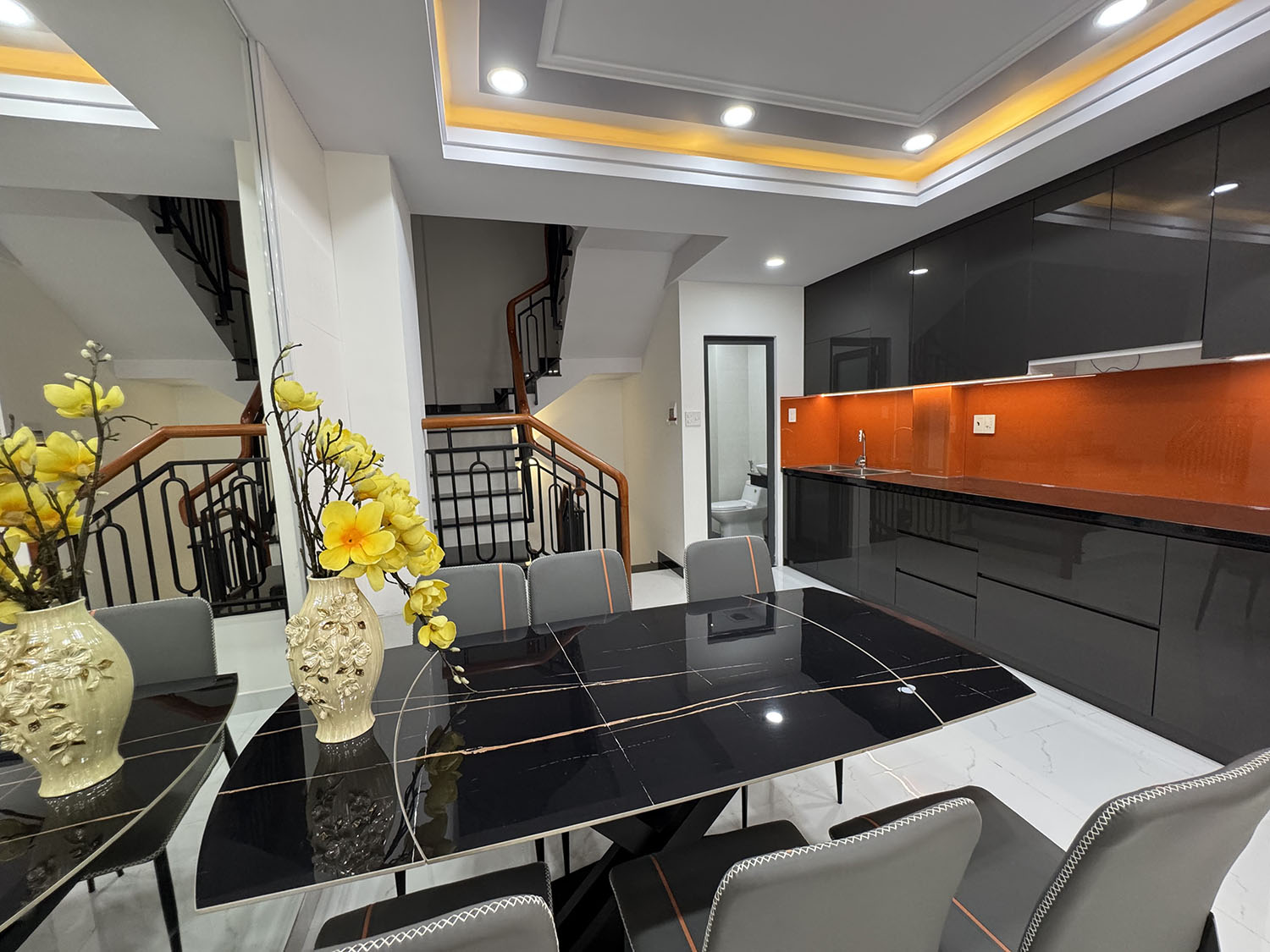 Nhà phố 3 lầu thiết kế Singapore đẹp lung linh full nội thất cao cấp hẻm xe hơi Khu VIP Quang Trung